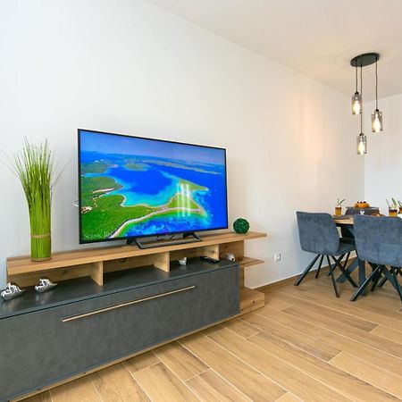 Apartment Vidra Brela Bagian luar foto