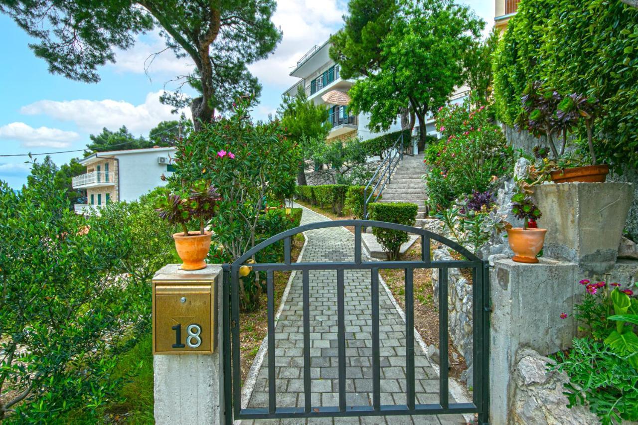 Apartment Vidra Brela Bagian luar foto